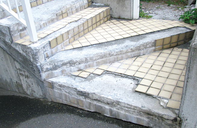 (例)玄関前のタイル補修