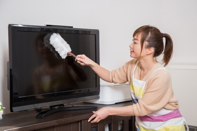 テレビを掃除する女性