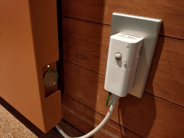 電気パネルヒーターのコンセント