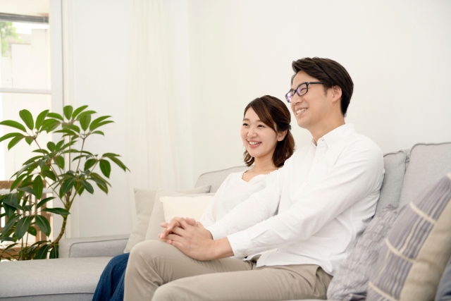 ソファでくつろぐ夫婦