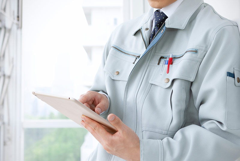 作業をする男性