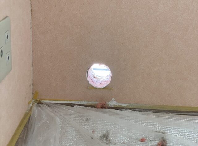 エアコン配管穴あけ作業